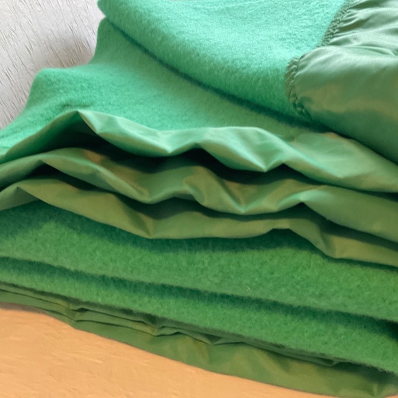 Wool Blanket Green Old Mill Glen Laine by Bainton 100% Wool Blanket Satin Trim - Picture 4 of 13